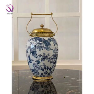 طاولة زخرفية باللون الأزرق والبورسلين مرسومة يدويًا فازة نحاسية بيضاء مزخرفة منزل عتيق فاخر - Product Image 4