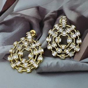 Boucles d'oreilles pendantes de luxe en zircon, plaquées or 24 carats, design ajouré vintage élégant, bijoux pour femme pour soirée - Product Image 2