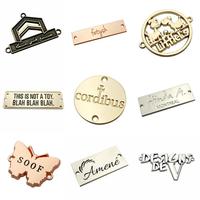Étiquettes de marque en métal doré pour maillots de bain, forme triangulaire, lettres évidées, plaques de couture pour vêtements