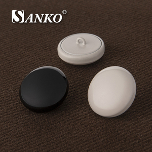 Boutons à tige SANKO brillants en métal bicolore noir et crème avec boucle pour manteaux, vestes et couture - Product Image 1