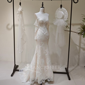 Robe de mariée sirène moderne et élégante LY117 à col bateau avec dentelle florale, appliques en cristal, traîne chapelle et manches courtes - Product Image 1
