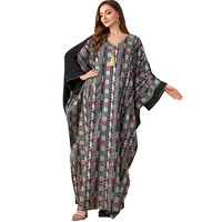 Abaya de soirée élégante et moderne, style Dubaï, avec motifs et accents noirs, idéale pour les occasions spéciales.