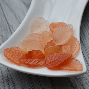 Pendentif sculpté en forme de feuille d'agate rouge naturelle, pierres semi-précieuses pour la fabrication de bijoux, origine Jinhua, hiver 2024 - Product Image 1