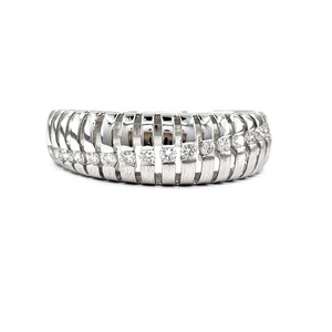 Bijoux sur mesure, Design romantique, bague fine ronde en or blanc massif 14k pour fiançailles - Product Image 1