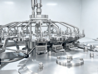 Usine d'embouteillage d'eau minérale entièrement automatique 4000BPH 600ml avec système de purification par osmose inverse, machine de remplissage d'eau pure