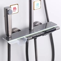 Mitigeur thermostatique numérique contemporain en laiton à quatre fonctions, avec barre coulissante à trois poignées, touches piano et modes de jet pluie et massage