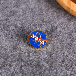 Insignia Metálica Personalizada con Forma Irregular, Diseño de Logotipo con Pin de Seguridad, Regalo Empresarial - Product Image 3