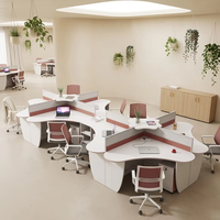 Poste de travail au design créatif avec bureaux pour employés au design unique, écrans en forme de cœur, aménagement de bureau pour huit personnes