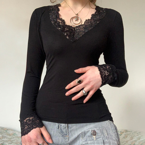 T-shirt en tricot respirant à manches longues et col en V avec patchwork de dentelle, coupe régulière, haut décontracté pour femme, style tendance printemps automne - Product Image 2