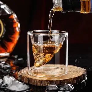 La tazza di bicchierino di whisky di vino a doppia parete a forma di scheletro umano creativo trasparente di alta qualità all'ingrosso può essere personalizzata