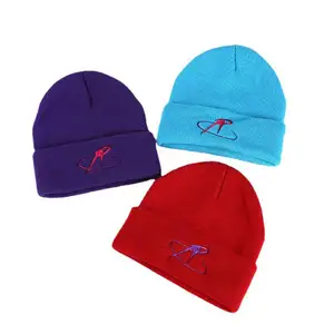 Màu đỏ lạnh mũ thêu đồng bằng dệt kim Beanies