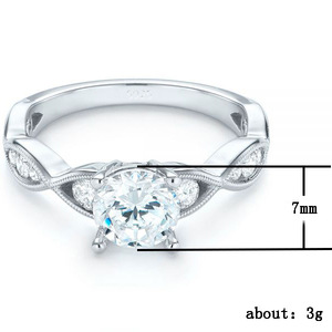 Anello di Fidanzamento F155 per Donna in Oro Bianco con Diamante Taglio Brillante Rotondo Colore G Naturale e Diamanti Laterali - Product Image 6