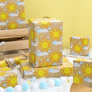 Papel de regalo kraft con diseño original de cara sonriente infantil, nubes y corazones para regalos infantiles y cumpleaños. - Product Image 3