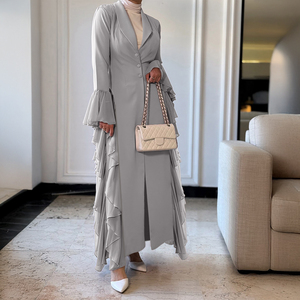 Robe Abaya Modeste Gris Clair avec Volants et Manches Cloche Style Blazer – Vêtement Islamique Élégant pour Fêtes et Ramadan - Product Image 1