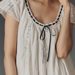Robe d'été pour femme en gros, col carré à nouer devant, manches courtes, taille élastiquée, ourlet irrégulier, coupe classique - Product Image 4