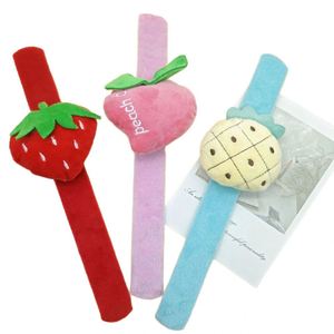 Bracelet claquant en peluche écologique en forme de fruit, en gros, promotionnel, avec alliage de zinc, pour récompense des enfants de maternelle - Product Image 1