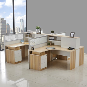 Escritorio de Esquina para 4 Personas, Combinación de Estaciones de Trabajo con Partición y Gabinete Lateral, Combinación Libre, Tablero Artificial - Product Image 1