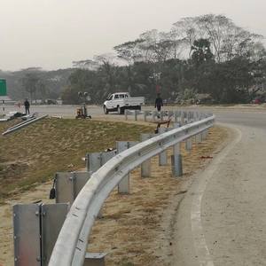 حاجز أمان للطرق السريعة مع عمود أمان وحاجز حماية من الاصطدام معتمد CE من الفولاذ المجلفن Q235/345 بهيكل فولاذي على شكل حرف W - Product Image 6