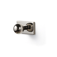Poignée de porte ronde moderne finition chrome avec rosette carrée, serrure pour chambre et salle de bain