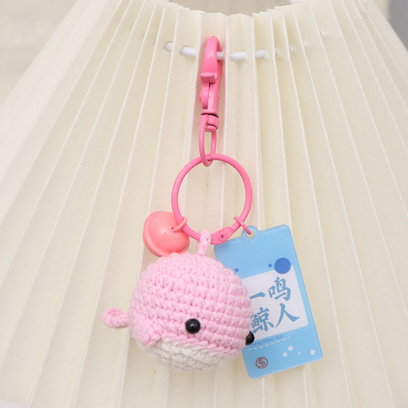 La tête de chien rose petit dauphin frappe un homme baleine