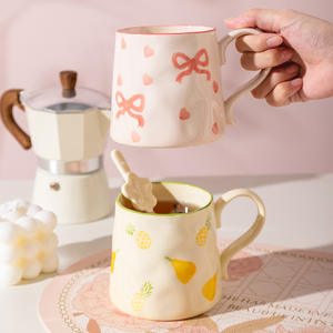Mug en céramique irrégulier façonné à la main avec motif de dessin animé mignon, compatible micro-ondes, pour café et thé, idéal pour les cadeaux d'affaires - Product Image 2