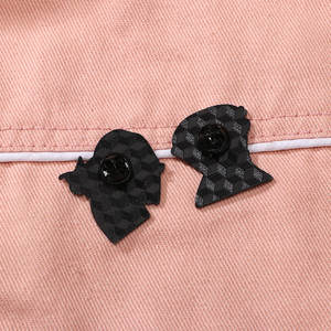 Yini Fabrikant Groothandel Op Maat Epoxyhars Ambachtelijke Zinklegering Emaille Pinnen-Coraline Stripfiguur Pinnen Emaille Textuur - Product Image 2