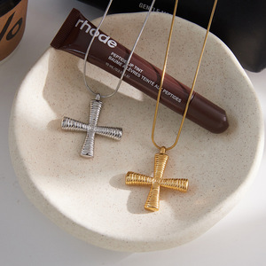 Collana di Design in Acciaio Inossidabile Placcato Oro 18K con Pendente a Croce Greca e Catena a Maglia - Product Image 6