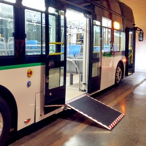 Pentes de rampe de fauteuil roulant en aluminium électrique de MiniBus de <span class=keywords><strong>bus</strong></span> de ville de plancher bas pour la capacité de chargement 350kg moteur de 12V/24V certifié CE - Product Image 4