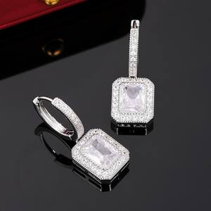 E2333 Orecchini con diamanti taglio Asscher in oro bianco, gioielli raffinati in stile classico da donna - Product Image 5