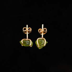 Pendientes de Cristal de Peridoto Natural, Piedra en Bruto de Forma Irregular, Engaste de Garra, Verde, Unisex, Uso Diario, Piedra de Nacimiento de Septiembre - Product Image 3