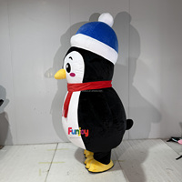 Costume de Mascotte Gonflable Pingouin avec Chapeau et Écharpe Rouge – Déguisement de Personnage Ambulant pour Événements, Fêtes et Spectacles