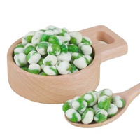Collation de pois verts séchés aromatisés à l'ail Nombreux pois verts aromatisés en vente dans un emballage en vrac