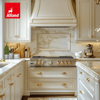 Meubles de cuisine américains traditionnels de luxe en bois massif, portes à panneaux surélevés, moulures de plafond, armoires de cuisine classiques sculptées sur mesure