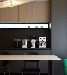 Meuble de cuisine moderne en bois massif de style luxe personnalisé avec îlot central et rangement intégré pour espace cuisine-salon - Product Image 5