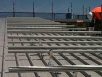 Proyecto físico para demostrar cómo ajustar los soportes solares para techos metálicos