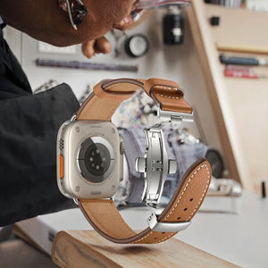 Correa de Reloj de Cuero Genuino de Lujo con Cierre de Mariposa Compatible con Apple Watch Series 8 7 6 5 4 3 2 45mm Correa de Reloj de Cuero con Dije - Product Image 3