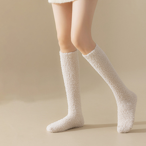 Usine Épais Fuzzy Chaussettes Femmes Personnalisable Broderie Logo Fuzzy Chaud Grip Chaussettes Hiver Chaud Chaussettes En Gros - Product Image 3