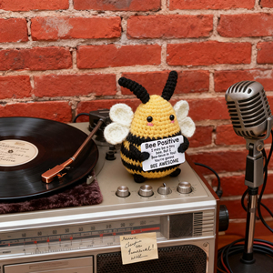 Peluche Bee Positive Pun Plush : Cadeaux pour le moral de l'équipe et la préparation aux examens pour collègues et étudiants, Décoration de bureau joyeuse, Poupée en crochet - Product Image 4