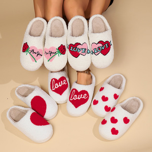2025 Día de San Valentín invierno cálido hogar zapatillas Unisex bordado dibujos animados amor corazón flores zapatillas peludas - Product Image 1