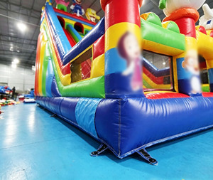 Château gonflable commercial multicolore à thème de personnage de dessin animé, design arc-en-ciel lumineux, en PVC, installation facile, capacité 500 kg, pour extérieur - Product Image 3