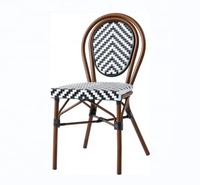 Vente en gros de chaises empilables pour fêtes et cérémonies de mariage chaises rustiques à dossier croisé en chêne courbé chaise à dossier croisé en bois avec siège en rotin