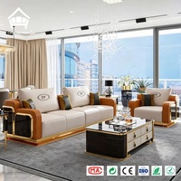 Ensemble de canapés de salon en cuir de qualité supérieure avec table basse en marbre, rangement et finitions métalliques dorées – Mobilier de luxe pour villa et appartement