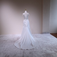 Robe de mariée classique coupe évasée, col en V, satin froncé diagonal, style sirène/trompette, dos nu, traîne chapelle, couleur personnalisée