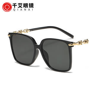 Gafas de sol de moda con cadena de gran tamaño para mujer, montura negra, lentes de PC, protección UV400, tipo 3, estilo urbano, look moderno. - Product Image 3
