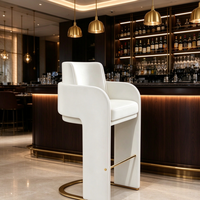 Tabouret de bar blanc de luxe moderne avec base en métal doré, chaise de bar rembourrée à hauteur de comptoir avec accoudoirs pour îlot de cuisine à domicile