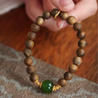 Bracelet de prière artisanal Kynam en perles de bois marron clair, emballage raffiné, idéal pour un cadeau quotidien