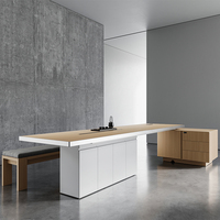 Bureau de direction moderne en forme de L avec bande lumineuse ambiante pour bureau de PDG ou de directeur, mobilier en bois avec rangement