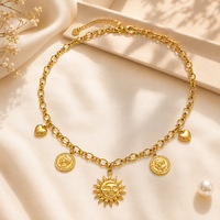SUMMLY Collier Pendentif Vintage en Acier Inoxydable Plaqué Or 18K, avec Multiples Breloques Délicates (Pièce de Monnaie, Crâne, Aile de Soleil, Perle), Bijoux de Mode