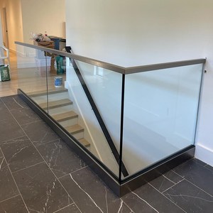 Offre Spéciale : Système de Balustrades en Verre pour <span class=keywords><strong>Balcon</strong></span> <span class=keywords><strong>Extérieur</strong></span> – Garde-corps en Verre à Profilé en U en Aluminium de Haute Qualité, Personnalisable - Product Image 1