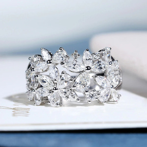 Anello con Design a Petali di Fiore, Elegante Anello da Dito per Donne - Product Image 1